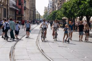 Bicicletas autorizadas para circular por la Avenida de la Constitución de Sevilla entre medianoche y las diez a partir del martes 26