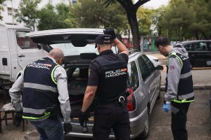 Continúa la investigación policial del tiroteo en Sevilla que resultó en la muerte de un hombre y dos heridos graves