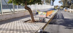 El Ayuntamiento de Sevilla inicia la reurbanización de la calle Juan de Mairena en el Polígono Sur para crear un espacio peatonal.