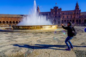 El PSOE se opone a la idea de cobrar por visitar la Plaza de España de Sevilla y destaca el potencial recaudatorio de la tasa turística, estimada en seis millones de euros.