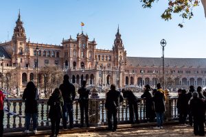 El alcalde de Sevilla destaca que el cobro en la Plaza de España garantizará una vigilancia constante.