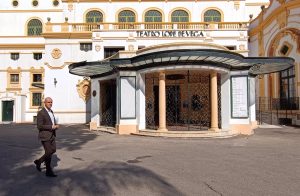 El alcalde de Sevilla es criticado por el PSOE municipal por "bloquear" la reordenación del entorno del Casino y el Lope de Vega.