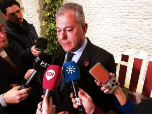El alcalde de Sevilla respalda la presencia independiente en Fitur debido al trato insatisfactorio de la ciudad por parte de la Diputación.