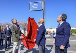 El alcalde de Sevilla y el Hermano Mayor de la Hermandad revelan el nuevo rótulo del Paseo Rocío del Cerro