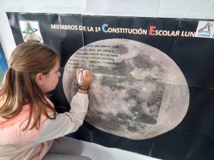 El colegio sevillano promotor de la propuesta de "Constitución Lunar Escolar" recibe felicitaciones del Ministerio de Educación.