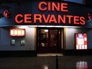 El emblemático cine Cervantes de Sevilla reabre este viernes sus puertas tras su cierre por la pandemia