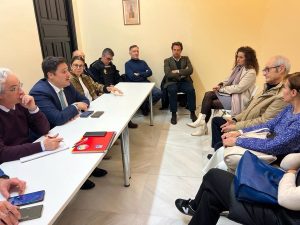Encuentro entre el Ayuntamiento y residentes de la Macarena para discutir la nueva estrategia de convivencia comunitaria.