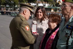 La Legión otorga el distintivo rojo a un soldado de Mairena del Alcor desaparecido en la guerra de Ifni