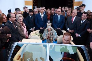 La Virgen de Valme llega a Sevilla en un coche descapotable para participar en la procesión de San Fernando