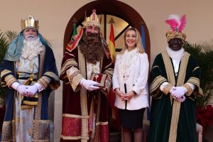 La alcaldesa de Alcalá (Sevilla) entrega las llaves de oro a los Reyes Magos y les pide "prosperidad"