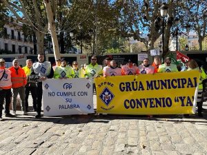La huelga de grúas en Sevilla reduce a solo dos unidades disponibles a primera hora, según el comité.