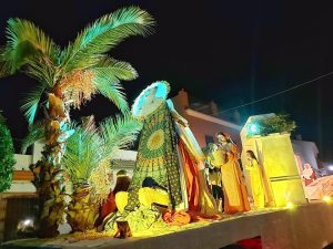 La localidad de Guillena (Sevilla) conmemora la llegada de los Reyes Magos con una cabalgata viviente que incluye 11 carrozas representando pasajes bíblicos.