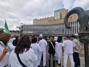 La plantilla de Urgencias del Valme de Sevilla lamenta la "pésima gestión" y el hospital defiende su plan de mejora