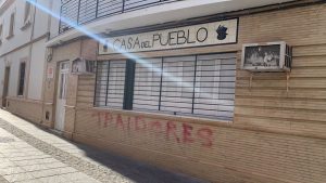 Los líderes del PSOE de Utrera y Coria condenan las pintadas en sus sedes coincidiendo con los altercados en Ferraz