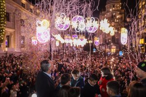 Sanz ilumina su primer año como alcalde de Sevilla con la ayuda de once niños, con luces decorando 287 calles para la Navidad.