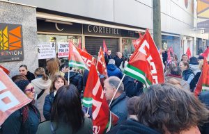 Seguimiento casi al 100% de la huelga en el grupo empresarial Tendam Retail según CCOO y UGT en Sevilla