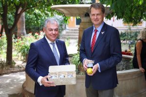 Sevilla recibe del embajador británico la mermelada hecha por la Casa Real inglesa con naranjas del Alcázar