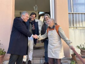 Visita en Madrid del alcalde de Sevilla al pintor Antonio López y la exposición 'Dime quién eres Yo' de Luis Gordillo.